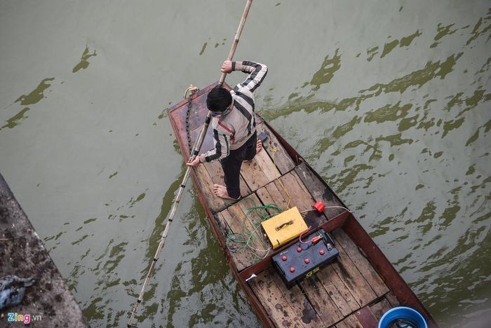  Một tình nguyện viên thả cá chép chứng kiến cho biết ban đầu chiếc thuyền này rất bình thường. Tuy nhiên, khi đi đến đoạn gầm cầu Long Biên, lợi dụng góc khuất hai người đàn ông mới lôi cần ra chích điện cá. 