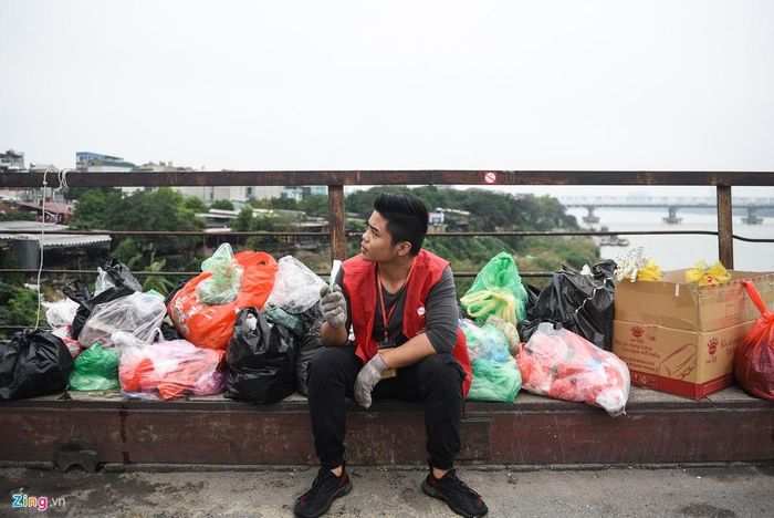  Bạn Tuấn Long, tình nguyện viên thả cá tại cầu Long Biên, cho biết trong lúc những kẻ này đang chích điện thì Long cùng người dân đã gọi to, nhắc nhở hành vi này. Tuy vậy, họ ngang nhiên tiếp tục chích cá, bỏ ngoài tai những lời nói của mọi người. 