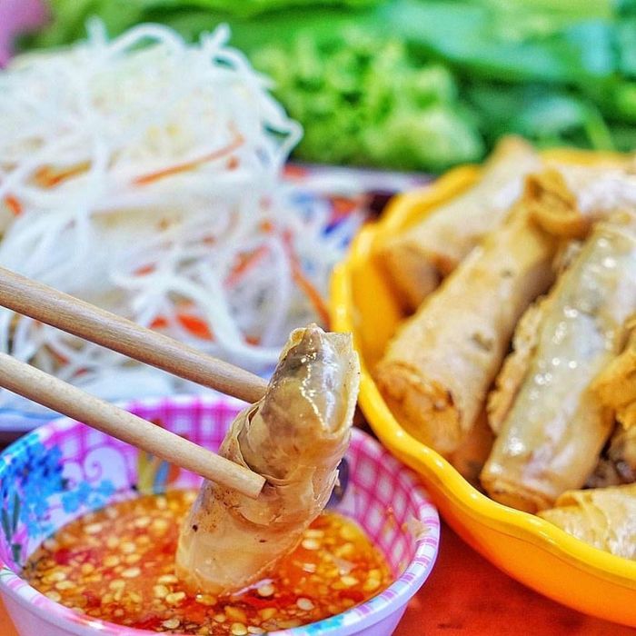 Ngoài 2 nguyên liệu chính là ram và cải xanh. Món ăn còn có đu đủ, cà rốt muối chua bào sợi, dưa leo. Tất cả nhân được cuộn tròn trong phần bánh tráng và chấm vào bát nước mắm ớt tỏi đậm đà. Hương vị pha trộn độc đáo giữa vị mặn, chua xen lẫn chút ngọt tạo sức hút cho những ai lần đầu thưởng thức và luôn gây thương nhớ với mỗi người con xa quê. Ảnh: Ryanfoodaholic.