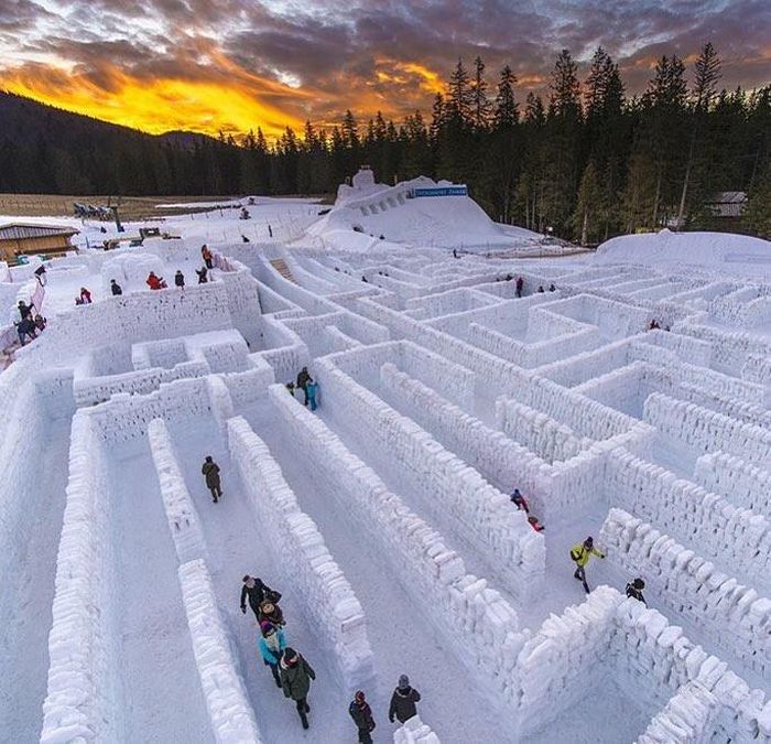 Khu vui chơi Snowlandia ở Zakopane (Ba Lan) là nơi sở hữu mê cung tuyết rộng đến 2.500 m2, tương đương diện tích 10 sân tennis ghép lại. Đồng thời, nơi này cũng rộng gấp đôi mê cung tuyết Arctic Glacier Ice Maze từng đạt giải Guinness thế giới tại liên hoan Powder Keg tại New York vào năm 2010. Ảnh: Syl__official, villa11.zakopane.