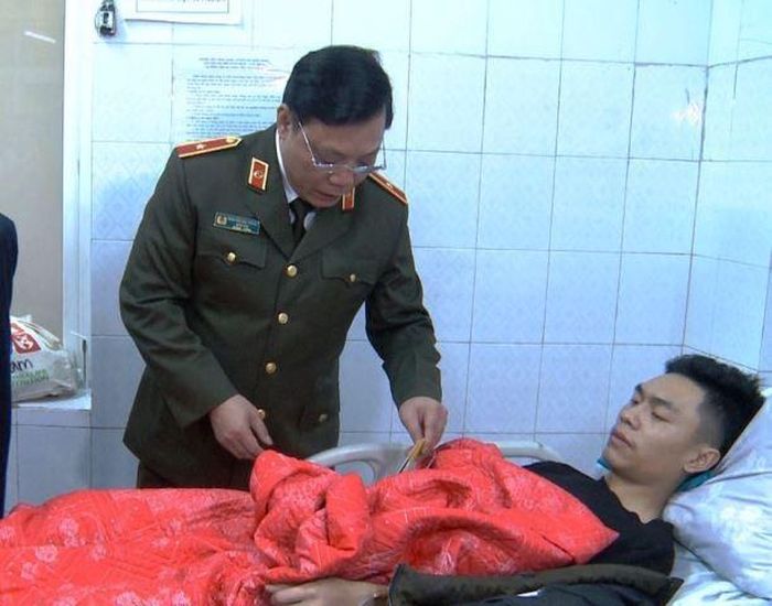 Lãnh đạo Công an tỉnh Thanh Hóa thăm đồng đội bị thương khi tham gia chữa cháy.
