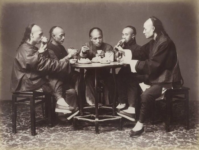 Vào cuối thời nhà Thanh, nam giới Trung Quốc vẫn để tóc đuôi sam dài. Ảnh chụp năm 1880.