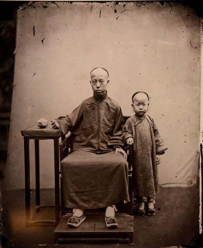 Hai cha con ở Quan Thoại chụp ảnh năm 1869.