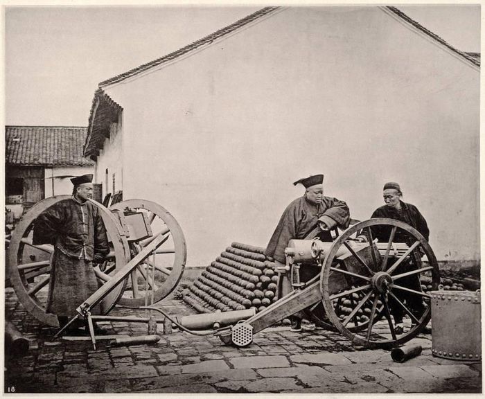 Quan chức nhà Thanh kiểm tra kho vũ khí tại Nam Kinh năm 1872.