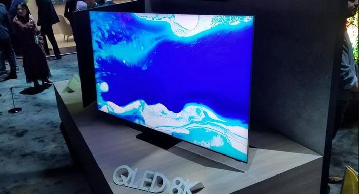 Flagship năm 2020 của Samsung Q950TS 8K QLED, với viền màn hình siêu mỏng, được hãng tuyên bố đạt 99% thể hiện hình ảnh.