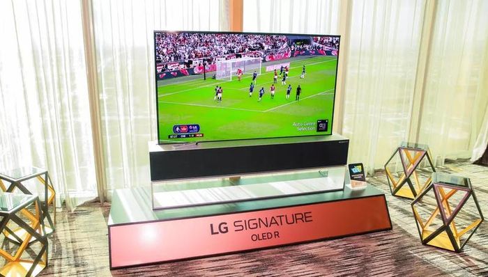 Năm 2019, LG đã giới thiệu ti vi OLED có thể cuộn, gây “cú sốc” cho thị trường tiêu dùng và năm 2020 được chọn là thời điểm để biến sản phẩm thành hiện thực trong nhà bạn, với giá 60.000 USD cho 65-inch 4K TV.