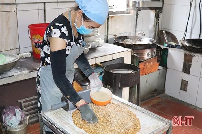 Mạch nha sau khi đạt được độ quánh và màu sắc vừa phải sẽ được đổ vào khuôn. Bước tiếp theo, người làm kẹo sẽ tiến hành rắc vừng trắng....