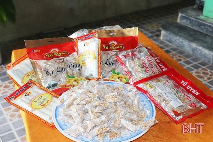 Ăn kẹo lạc, uống chè xanh là một nét đẹp trong tâm thức người Hà Tĩnh vào ngày Tết. Trong thoang thoảng mùi hương trầm, mọi người ngồi nhấm nháp từng viên kẹo lạc giòn tan trong miệng, cảm nhận cái ngọt ngào của mật, cái béo bùi của lạc, cái thơm nồng của cốm nếp, gừng tươi, nghe “vị quê” lan tỏa, trong không khí mùa xuân đang về.
