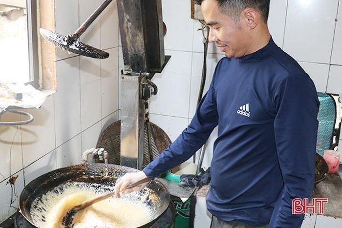 Dẫu nguyên liệu làm kẹo lạc vừng nơi đâu cũng giống nhau, nhưng sản phẩm mỗi nơi có một hương vị rất khác. Điều này nằm ở bí quyết riêng của người nấu. Mạch nha, đường kính, lạc rang... sau khi hòa lẫn sẽ được nấu lên để trở thành hỗn hợp sền sệt đặc trưng. Hỗn hợp này sẽ được nấu trong thời gian 10 phút.