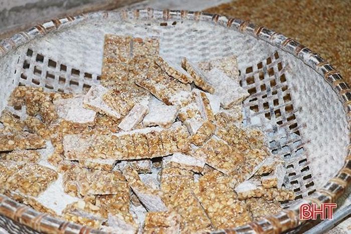 Để làm được một mẻ kẹo lạc vừng ngon, giòn, tơi, sáng, đòi hỏi người làm phải nắm được kỹ thuật, trộn hỗn hợp đúng tỷ lệ, đúng thời gian. Nấu mật lâu quá thì kẹo sẽ cứng, sẫm màu, còn chưa đủ thời lượng thì kẹo sẽ non mềm, dễ chảy nước.