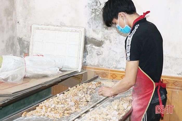 Tiếp đó là tách sản phẩm để đưa vào dây chuyền đóng gói. Theo chia sẻ của anh Nguyễn Trọng Thắng - chủ cơ sở sản xuất, mỗi mẻ kẹo chỉ cho ra từ 3,5 - 4 kg thành phẩm. Giá thành kẹo lạc vừng từ 35-50 nghìn đồng/kg. Chỉ tính riêng trong dịp Tết Nguyên đán năm 2019, cơ sở sản xuất kẹo lạc Tú Uyên tiêu thụ được gần 6 tấn. Thị trường đầu ra chủ yếu ở Hà Tĩnh, Quảng Bình.