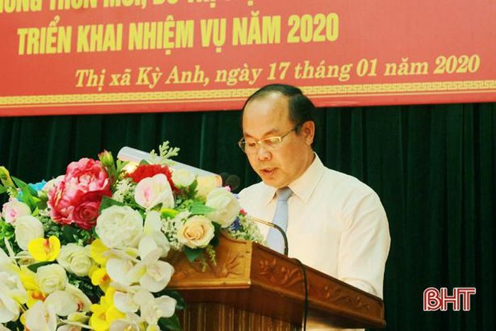 Phó Bí thư Thường trực Thị ủy Dương Thanh Hòa báo cáo kết quả lãnh đạo, chỉ đạo thực hiện nhiệm vụ chính trị; công tác xây dựng Đảng, hệ thống chính trị năm 2019; mục tiêu, nhiệm vụ năm 2020.