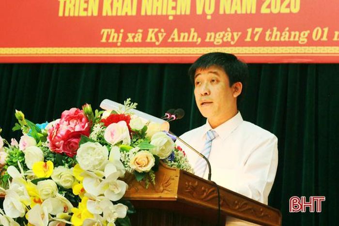 Trưởng ban Tổ chức Thị ủy Nguyễn Anh Ngọc báo cáo hoạt động của các đoàn công tác chỉ đạo cơ sở