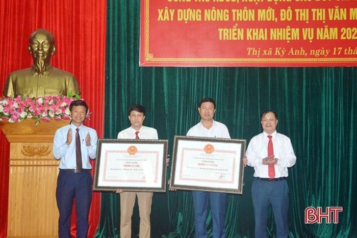 Lãnh đạo TX Kỳ Anh trao bằng công nhận phường đạt chuẩn văn minh đô thị cho phường Kỳ Liên và Kỳ Phương