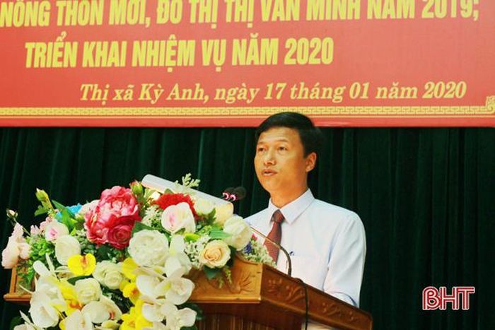 Phó Chủ tịch UBND thị xã Kỳ Anh Phan Duy Vĩnh báo cáo kết quả xây dựng NTM, đô thị văn minh, giảm nghèo bền vững và chương trình OCOP