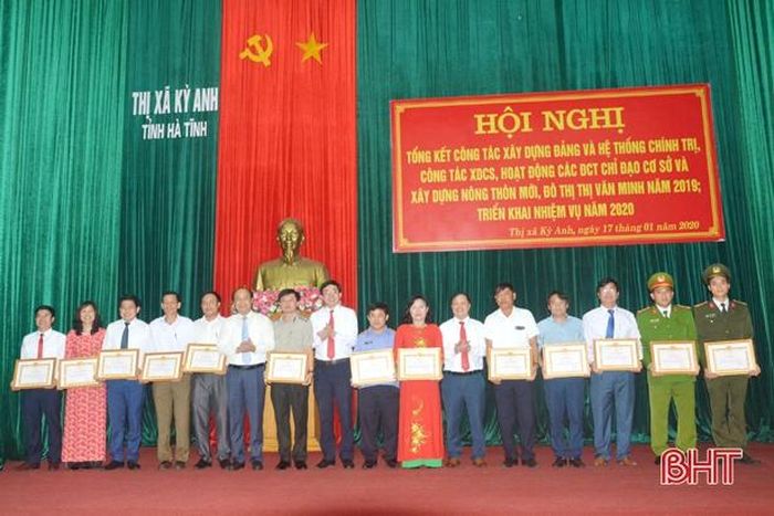 Tại hội nghị, BTV Thị ủy Kỳ Anh trao giấy khen cho 13 tổ chức cơ sở Đảng...