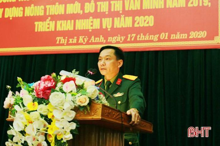 Thiếu tá Nguyễn Thái Sơn - Chính trị viên Ban CHQS thị xã báo cáo công tác xây dựng cơ sở ATLC-SSCĐ
