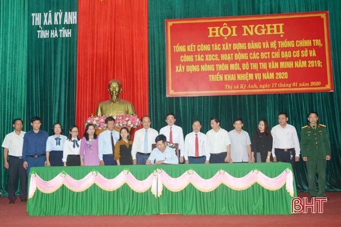 Cũng nhân dịp này, Ban CHQS thị xã Kỳ Anh và các phòng, ban, ngành, đoàn thể, tổ chức chính trị xã hội thị xã tham gia ký kết thực hiện nhiệm vụ quân sự, quốc phòng năm 2020.