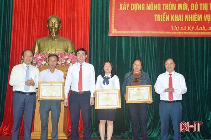Thừa ủy quyền Chủ tịch UBND tỉnh, lãnh đạo TX Kỳ Anh trao bằng khen của UBND tỉnh cho 1 tập thể , 2 cá nhân trong phong trào xây dựng NTM, đô thị văn minh