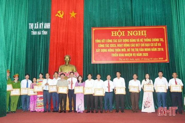 ...và 16 đảng viên có thành tích xuất sắc trong công tác xây dựng Đảng năm 2019