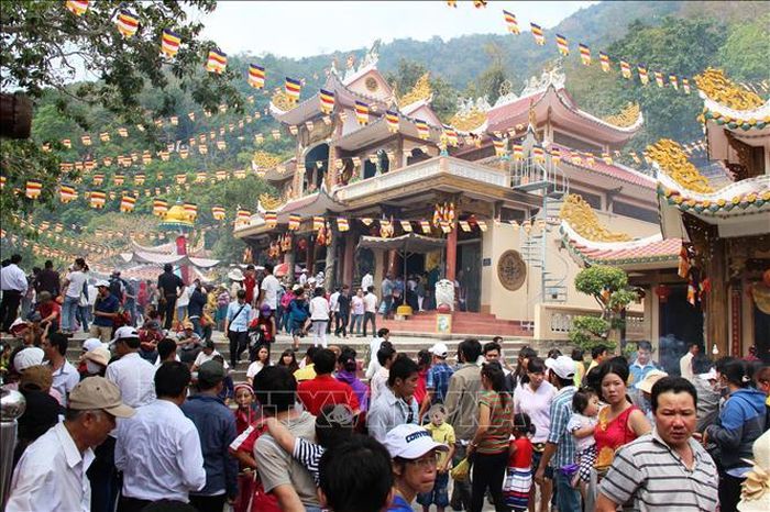 Du khách đến hành hương, thăm viếng Chùa Bà.