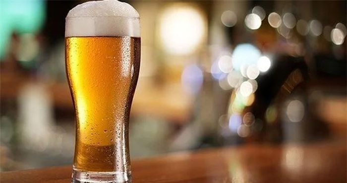  Bia: Những người mắc bệnh gút nên tránh uống bia. Sự phân rã bia trong cơ thể làm tăng vọt hàm lượng axit uric. Bia còn gây mất nước và làm chậm quá trình đào thải axit uric của cơ thể. 