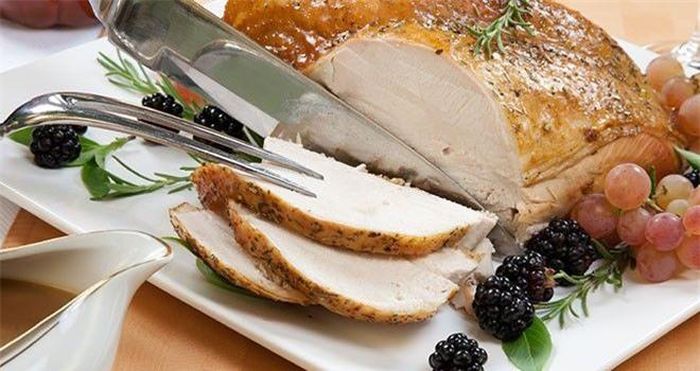  Thịt thú rừng: Hãy tránh xa các loại thịt thú rừng, đặc biệt là thịt thỏ, thịt nai, thịt chim cút, thịt gà rừng hay thịt ngỗng nếu bạn có nguy cơ mắc bệnh gút. Thịt các động vật này cũng chứa hàm lượng purine cao. 