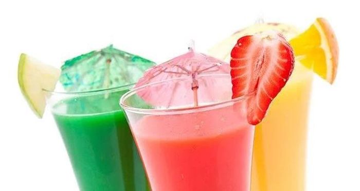  Thức uống chứa đường: Các loại nước ngọt thường chứa lượng đường lỏng HFCS cao. Uống các thức uống này kích thích cơ thể sản sinh thêm axit uric, tăng nguy cơ bệnh gút. 