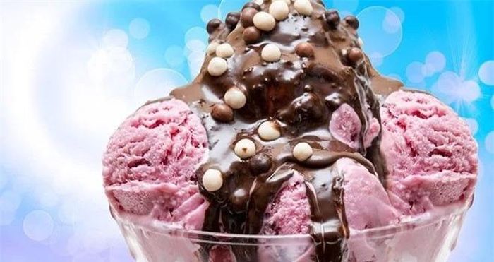  Các sản phẩm sữa nhiều béo: Có nhiều ý kiến trái chiều về tác động của các sản phẩm sữa đối với người bị bệnh gút. Hầu hết các nghiên cứu đều cho thấy ăn nhiều phô mai và sữa chua làm giảm nguy cơ bệnh gút. Tuy nhiên, người bệnh gút nên tránh uống quá nhiều sữa hay ăn quá nhiều kem. 