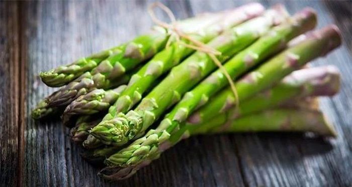  Một số loại rau: Chuyên gia khuyến cáo người mắc bệnh gút nên ăn nhiều rau, nhưng vẫn cần tránh các loại rau có hàm lượng purine cao như măng tây, nấm, đậu Hà Lan, rau chân vịt và súp lơ. 