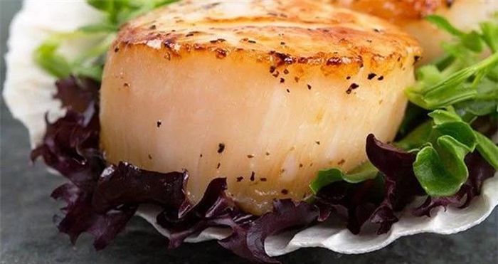  Sò điệp: Bác sĩ khuyến cáo người bị bệnh gút không nên ăn hải sản, đặc biệt là sò điệp. Các loại hải sản cần kiêng khác bao gồm các loại động vật có vỏ cứng . Có thể ăn tôm, tôm hùm, cá hồi và cua, vì chúng có lượng purine thấp. 