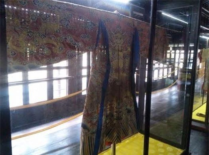  Mặc áo long bào thể hiện quyền uy của đấng thiên tử xưa. 