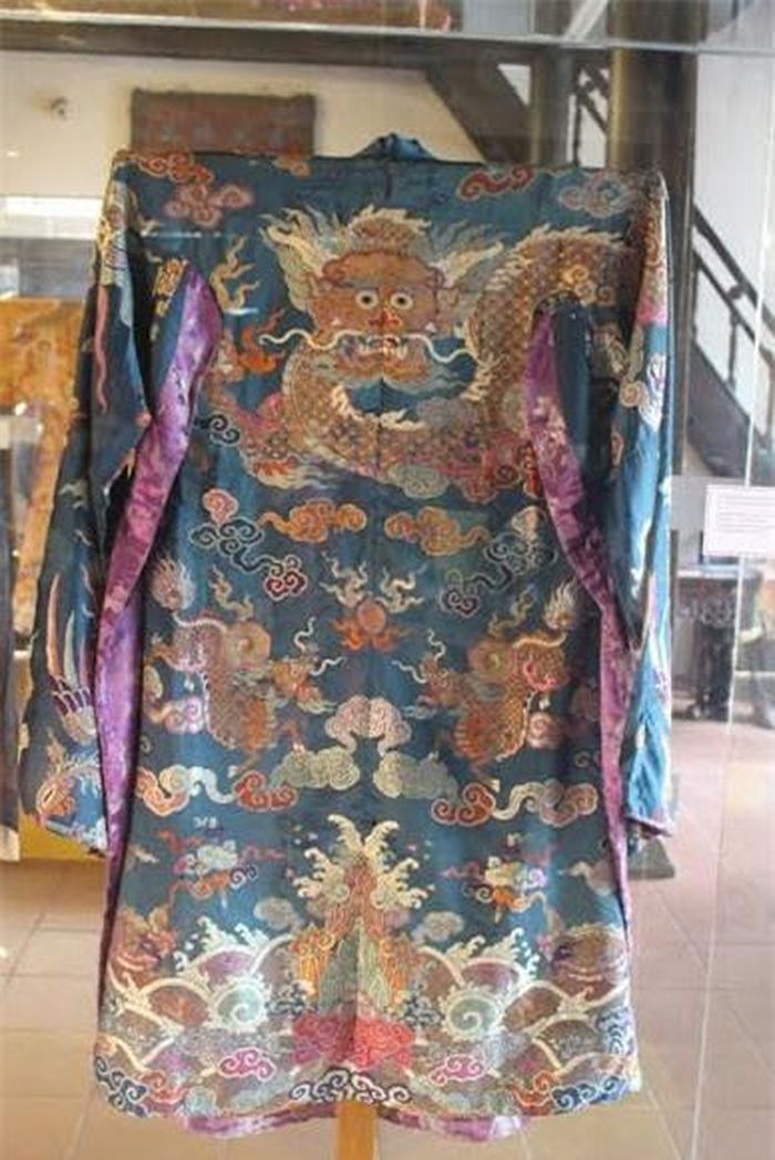  Mặt sau Tứ linh bào của quan tam phẩm. 