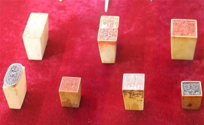  Con dấu quan lại.