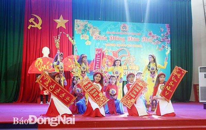 Một tiết mục văn nghệ tại chương trình Tết sum vầy tại huyện Long Thành