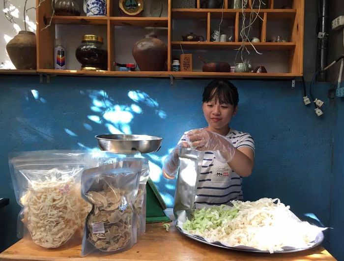 Nhiều người làm mứt thủ công để bán dịp Tết. Ảnh: V.M.H