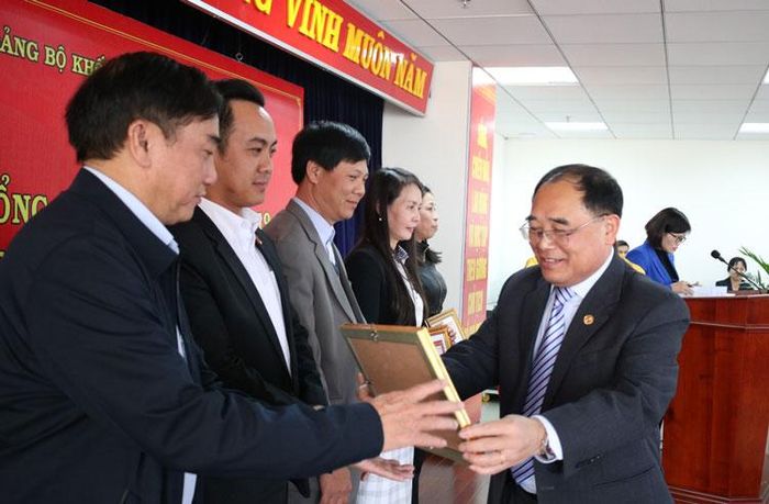 Trao Giấy khen cho các TCCS Đảng có thành tích xuất sắc trong công tác xây dựng Đảng năm 2019