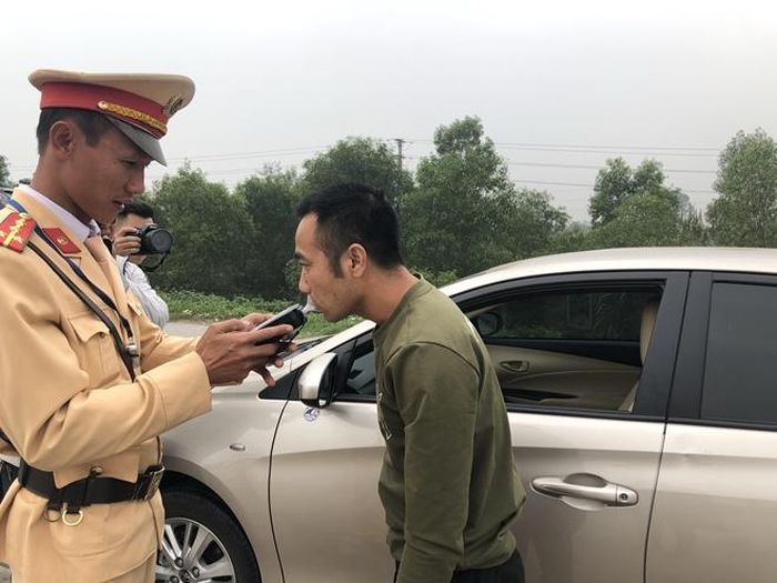 CSGT kiểm tra nồng độ cồn các lái xe.