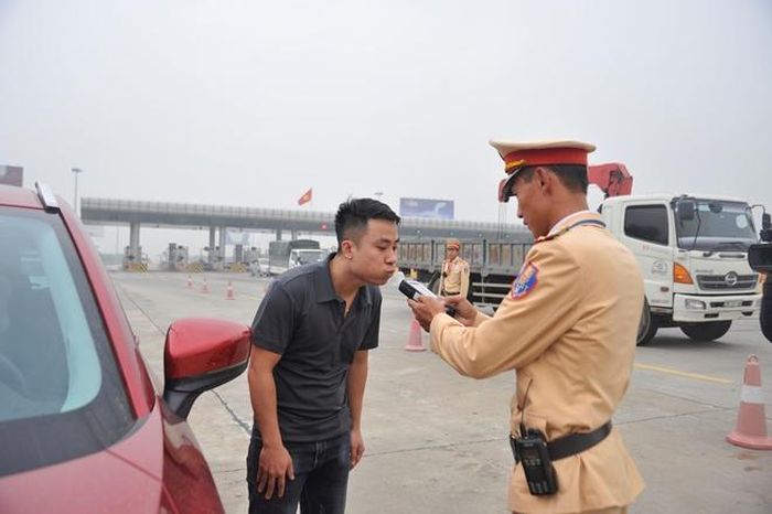 Các chủ phương tiện khi vào cao tốc sẽ bị kiểm tra nồng độ cồn.