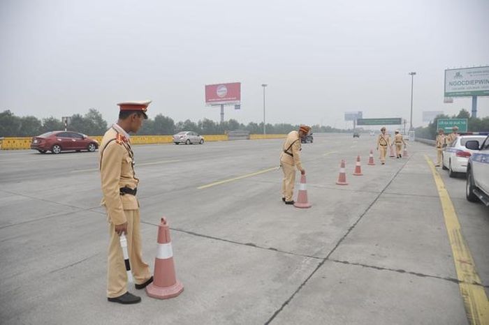 CSGT triển khai chốt kiểm tra nồng độ cồn.