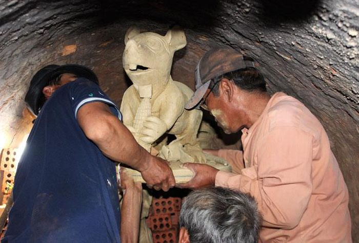  “Chuột đón Tết nên tôi chọn làm cách điệu, mỗi con mỗi hình dạng mang thần thái, hương sắc tươi vui khởi đầu một năm mới đầy sung túc”, ông Chín nói. 