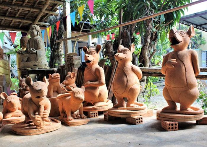 Đáp ứng nhu cầu, năm nay cơ sở ông Nguyễn Văn Chín (64 tuổi, trú khối Nam Diêu, phường Thanh Hà) cho ra đàn chuột mỹ nghệ 11 con để trưng bày.