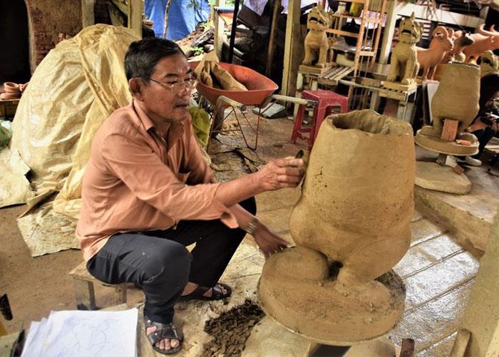 Mọi công đoạn làm nên hình hài của mỗi con chuột mỹ nghệ, ông Chín đều làm hoàn toàn thủ công. 