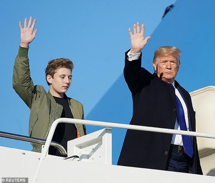  Ở tuổi teen, Barron trổ giò và cao hơn người bố quyền lực. Cậu thường xuyên được trông thấy tháp tùng bên bố mẹ. Chiều cao của Barron được giới truyền thông Mỹ quan tâm đặc biệt. Barron sẽ tròn 14 tuổi vào tháng 3. Barron cũng là con trai tổng thống Mỹ đầu tiên sống ở Nhà Trắng kể từ năm 1963. 