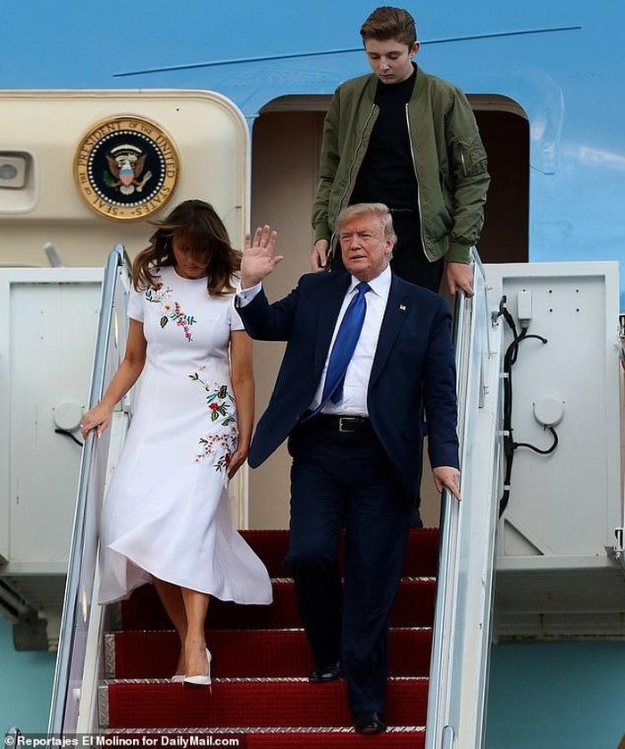 Quý tử 13 tuổi của nhà Trump ra dáng thanh niên cao lớn thực sự. Barron diện chiếc áo jacket xanh bộ đội kiểu dáng khỏe khoắn có giá 150 USD bên ngoài trang phục màu đen và giày thể thao trị giá 80 USD thuộc thương hiệu mà cậu yêu thích từ lâu. 