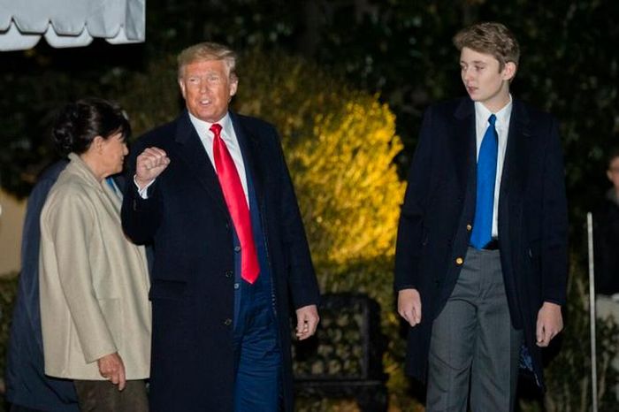  Khi diện vest, trông Barron càng chững chạc và trưởng thành hơn. Gia đình Trump vốn có chiều cao nổi bật. Chị gái cùng cha khác mẹ với Barron là Ivanka Trump từng có thời gian làm người mẫu. 
