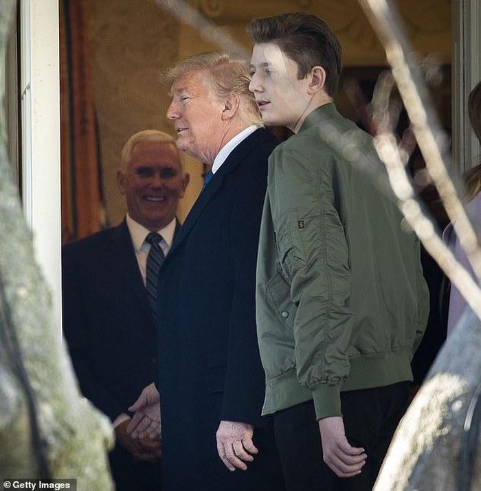 Con gái cựu Tổng thống Bill Clinton là Chelsea Clinton từng lên tiếng bảo vệ cậu bé khi Barron trở thành đề tài bị chế giễu trên mạng xã hội. “Barron Trump xứng đáng được sống như bao đứa trẻ khác” – cô viết trên trang cá nhân. 