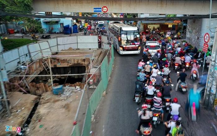  Mật độ giao thông tăng làm tăng nguồn phát thải ô nhiễm trong thành phố. Ảnh: Quỳnh Danh. 