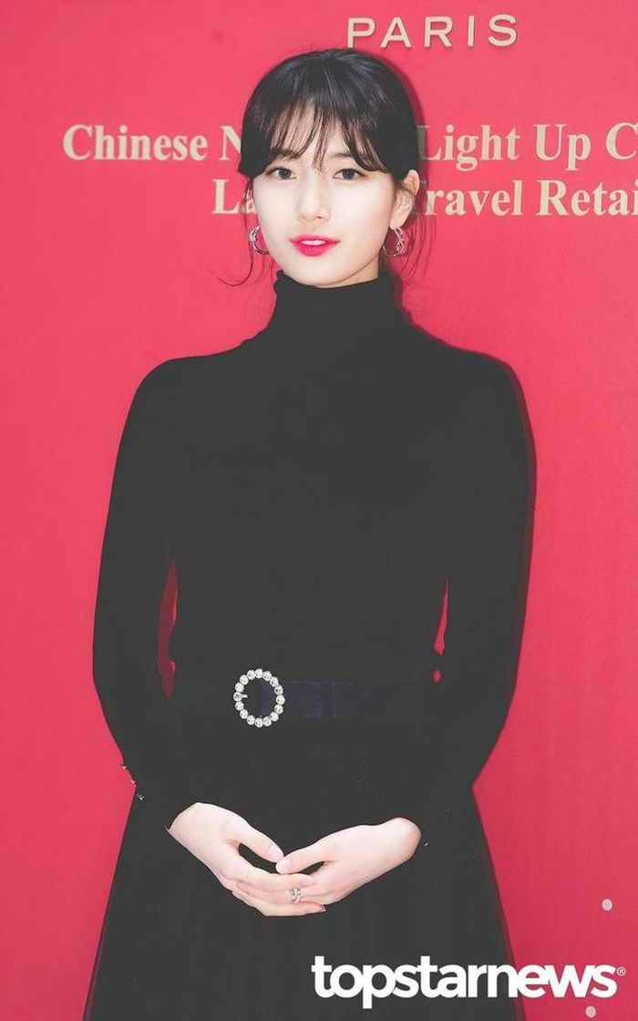 Suzy hiện là gương mặt đại diện cho Lancôme Hàn Quốc nên không có gì thắc mắc khi cô trở thành cái tên được săn đón, quan tâm nhất sự kiện lần này. Dù diện đồ khá đơn giản chỉ áo len cổ lọ, váy xòe và thắt lưng, 9X vẫn đủ nổi bật, toát lên thần thái sang chảnh của ngôi sao hạng A xứ Hàn. Bên cạnh đó, một số fan phát hiện chiếc áo này đã được Suzy diện trong sự kiện Fendi diễn ra từ năm 2017. Ảnh: kpop chingu, topstarnews. 