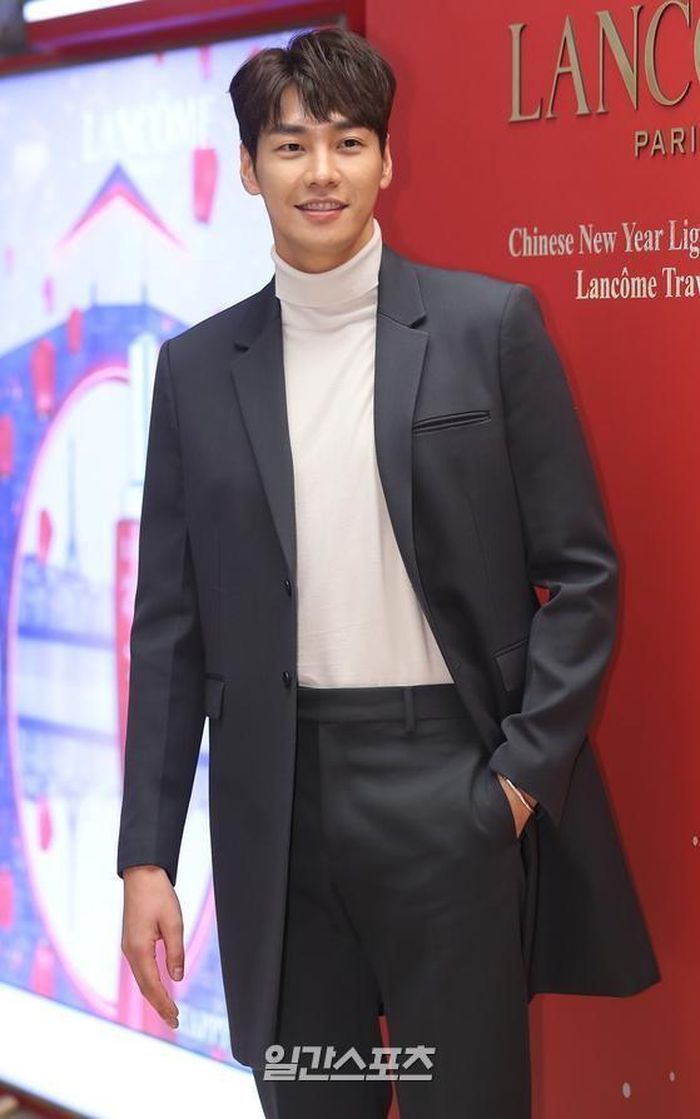  Mỹ nam màn ảnh Kim Young Kwang tươi tắn tại sự kiện. Nhờ sở hữu chiều cao 1,88 m, chỉ cần mặc áo len cổ lọ phối cùng áo khoác dáng dài cùng quần, anh cũng đủ gây chú ý. Nam diễn viên từng có kinh nghiệm làm mẫu, góp mặt trên sàn catwalk của các nhà mốt nổi tiếng như Alexander McQueen, Vivienne Westwood hay Etro. Ảnh: @theseoulstory. 